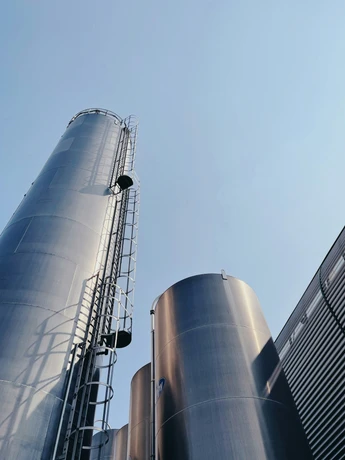 Silos metálicos de una instalación industrial