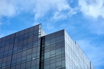 Edificio corporativo con vegetación