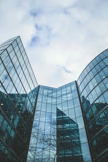 Fachada de cristal de un edificio contemporáneo