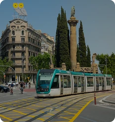Tranvía de TRAM Barcelona circulando por una plaza